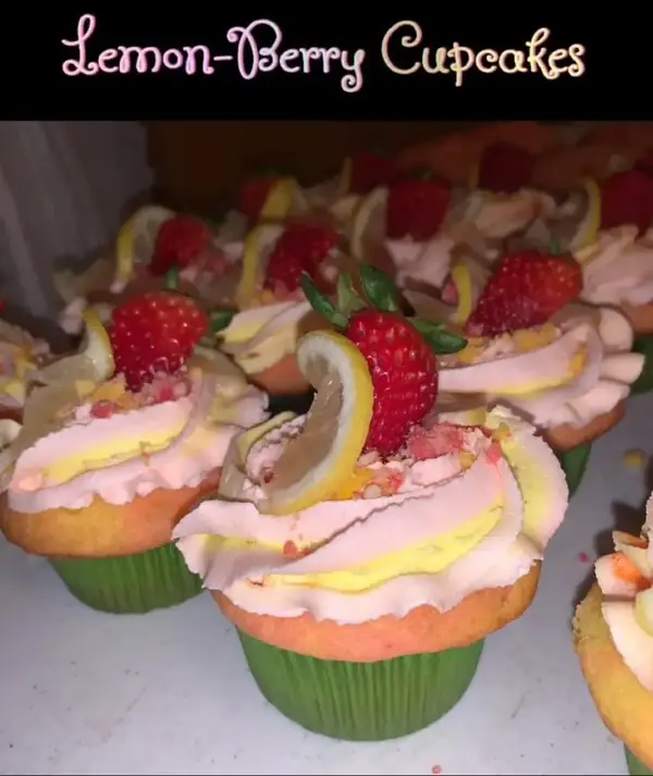 Lemon-berry cupcakes topped with strawberries and lemon slices